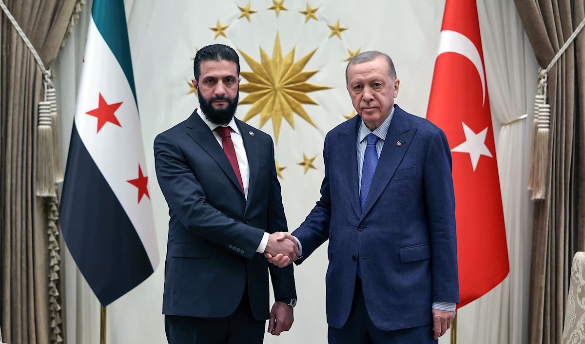 الرئيس التركي رجب الطيب إردوغان يستقبل نظيره السوري أحمد الشرع (أ ف ب)