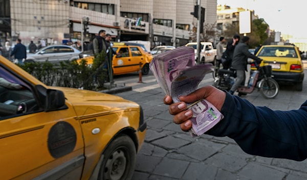 السبب الرئيسي لارتفاع سعر الليرة السورية يرتبط بسياسة «مصرف سوريا المركزي» (أ ف ب)