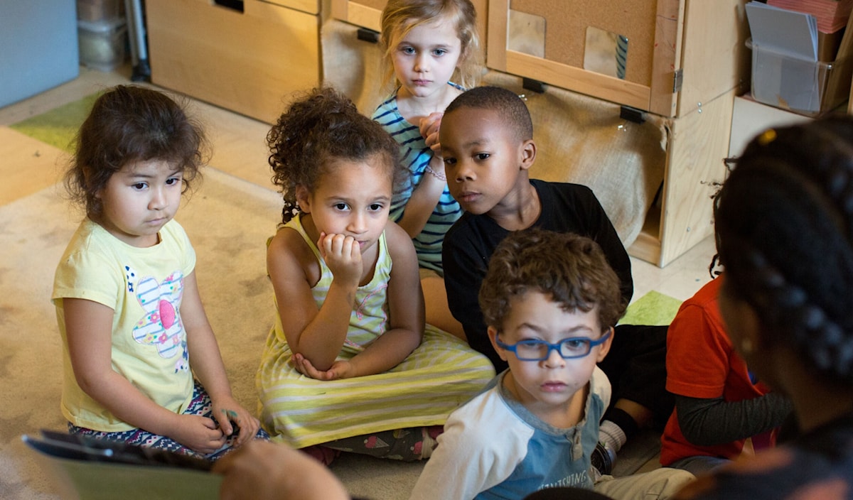 العرافة «صبحية» في انتظار أطفالكم