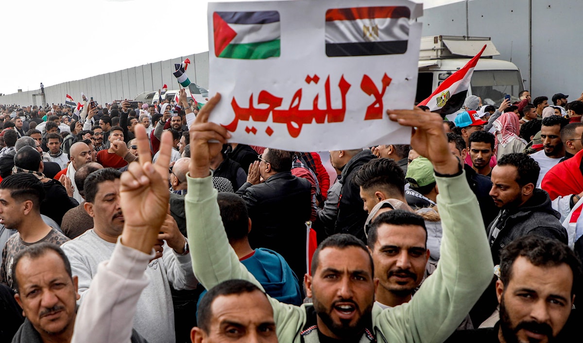 اتصالات مصرية مكثفة لتجنّب التهجير (أ ف ب)