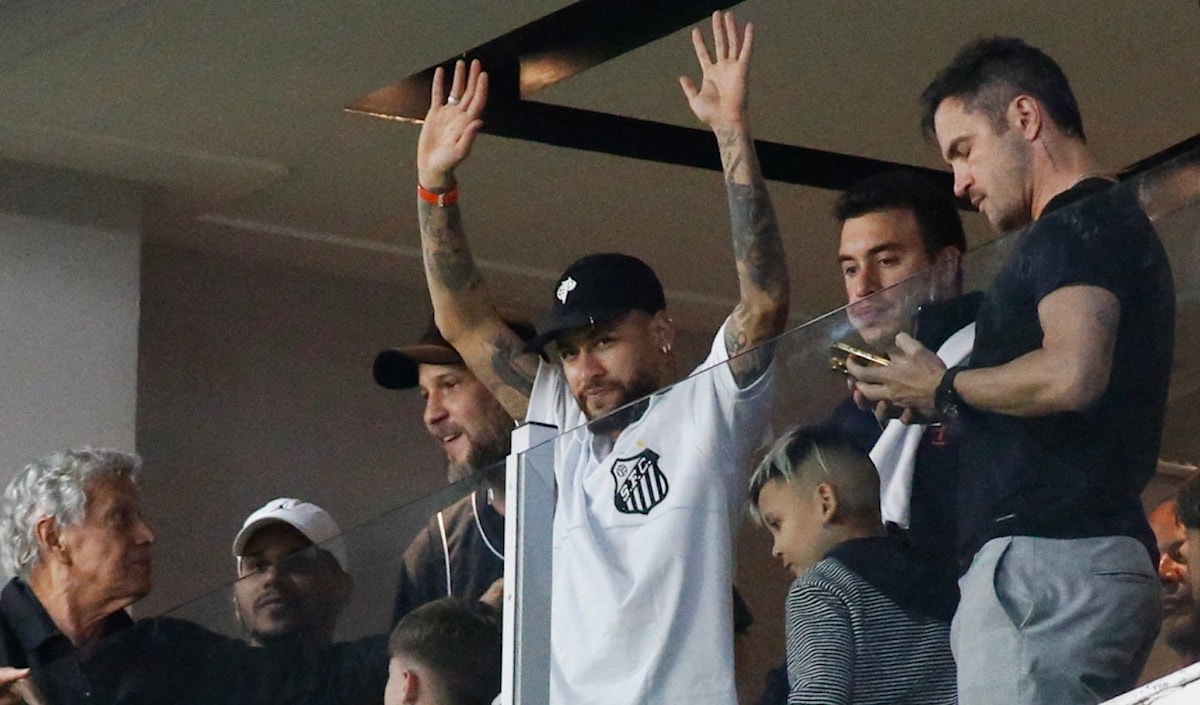 يخضع نيمار لتمارين مكثفة منذ الإثنين