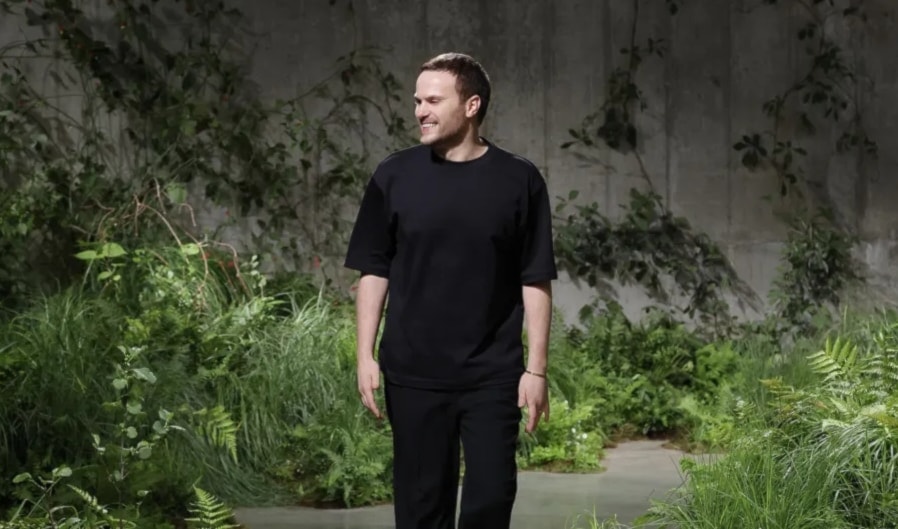 أقام عرضه الأوّل في ميلانو عام 2023.