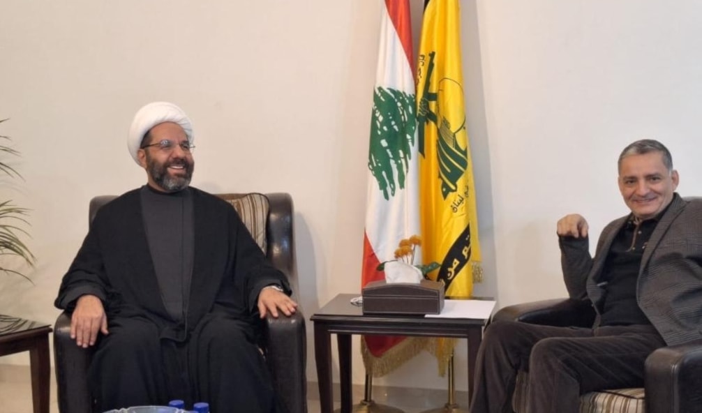 رئيس الهيئة التنفيذية في حركة أمل مصطفى الفوعاني ونائب رئيس المجلس التنفيذي في حزب الله ‏الشيخ علي دعموش خلال اجتماع لقيادتي حزب الله وحركة أمل