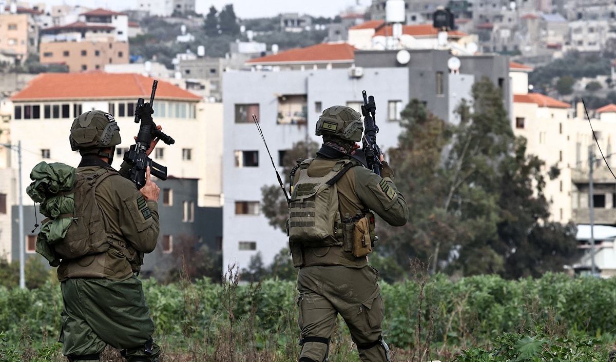 تواصل قوات الاحتلال دفعها بمزيد من التعزيزات العسكرية (أ ف ب)