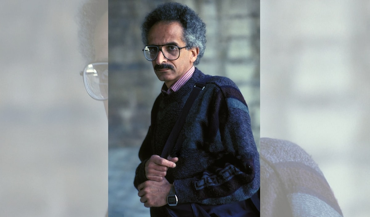 يبدو أسلوب الكتابة في بعض الروايات أقرب لحالة المشي مثل «نجمة أغسطس» لصنع الله إبراهيم (وكالة «غيتي»)