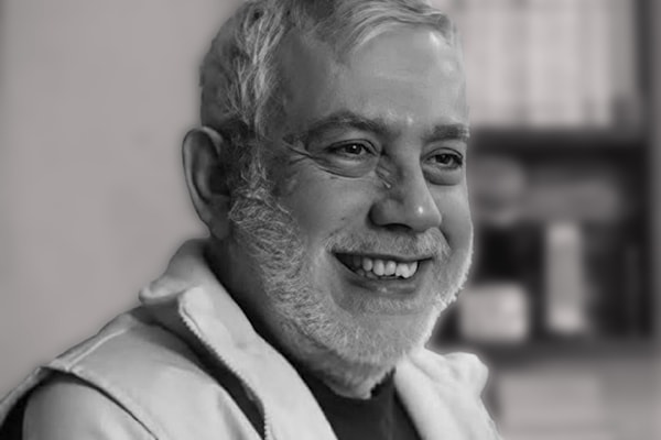 أسامة منزلجي بطل الأدب المغمور