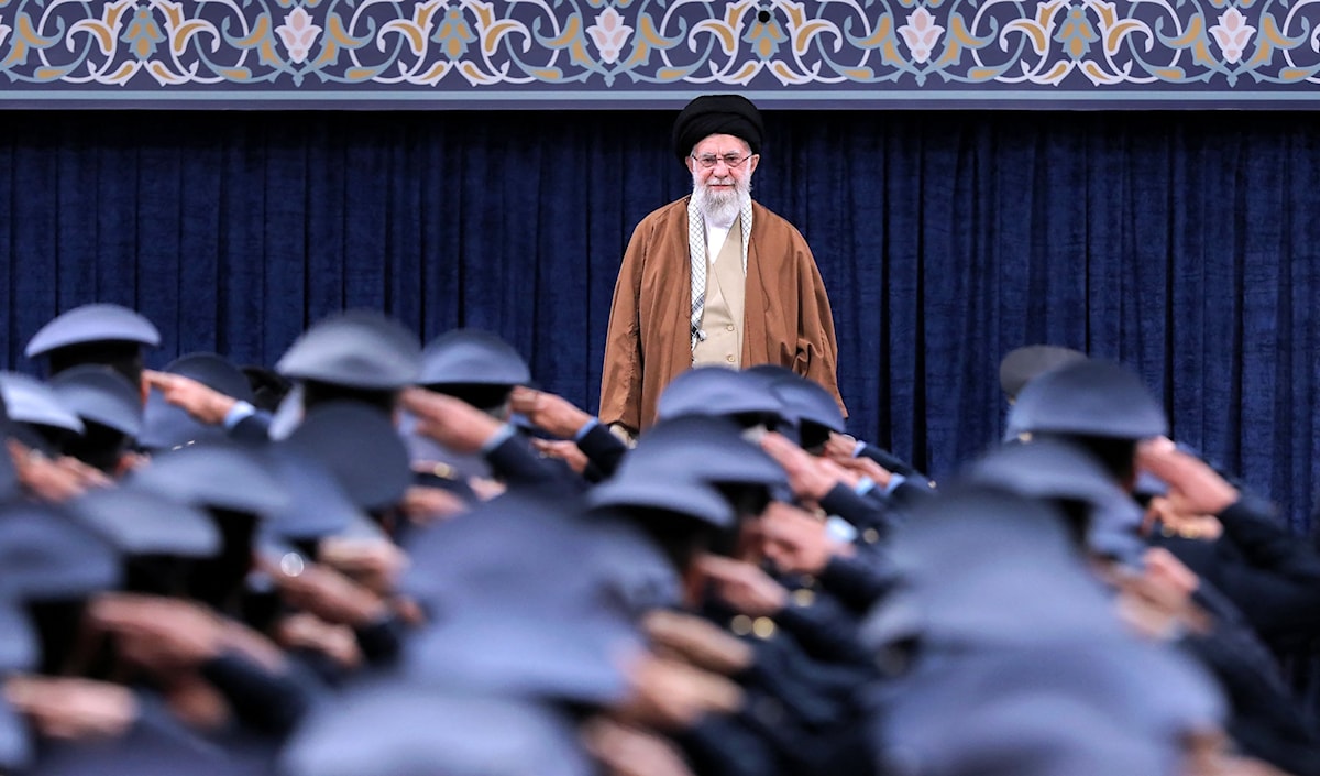 شرع «التيار الإصلاحي» في إجراء مناقشات عامة للضغط على خامنئي، وقادة الحرس الثوري، بهدف حثّهم على التفاوض مع إدارة ترامب (أ ف ب)