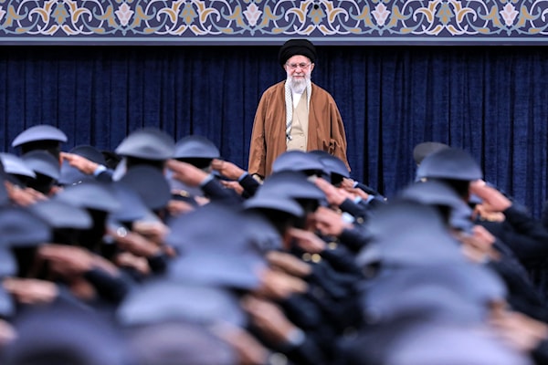 شرع «التيار الإصلاحي» في إجراء مناقشات عامة للضغط على خامنئي، وقادة الحرس الثوري، بهدف حثّهم على التفاوض مع إدارة ترامب (أ ف ب)