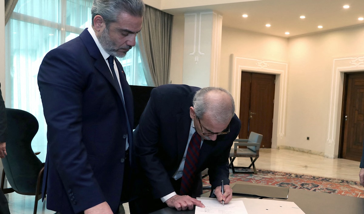 سلام خلال توقيعه مرسوم تشكيل الحكومة في قصر بعبدا (أ ف ب)