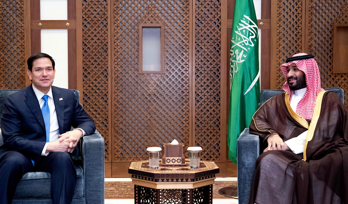 ولي العهد السعودي، محمد بن سلمان، مجتمعاً مع وزير الخارجية الأميركي، ماركو روبيو، الذي وصل إلى جدة لإجراء محادثات حول أوكرانيا (أ ف ب)