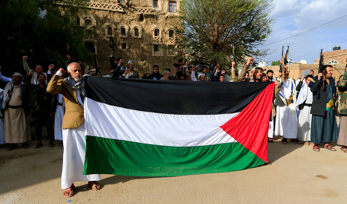يمنيون يرفعون علم فلسطين خلال تظاهرة مناصرة لقطاع غزة في صنعاء (أ ف ب)