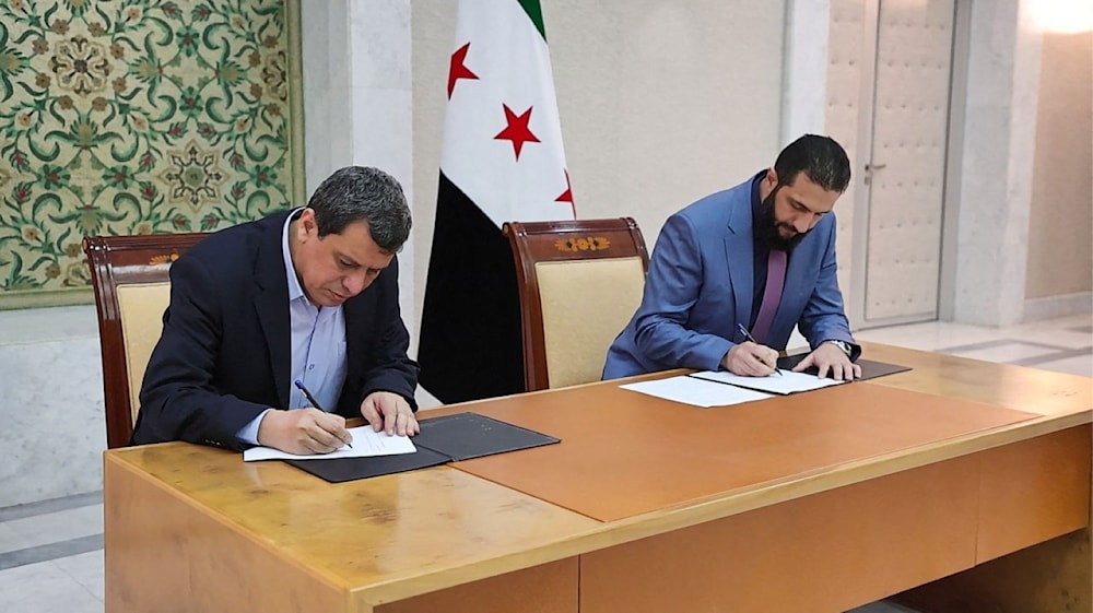 وقّع الرئيس السوري الانتقالي، أحمد الشرع، والقائد العام لقوات «قسد»، مظلوم عبدي الاتفاق في دمشق أمس (أ ف ب)