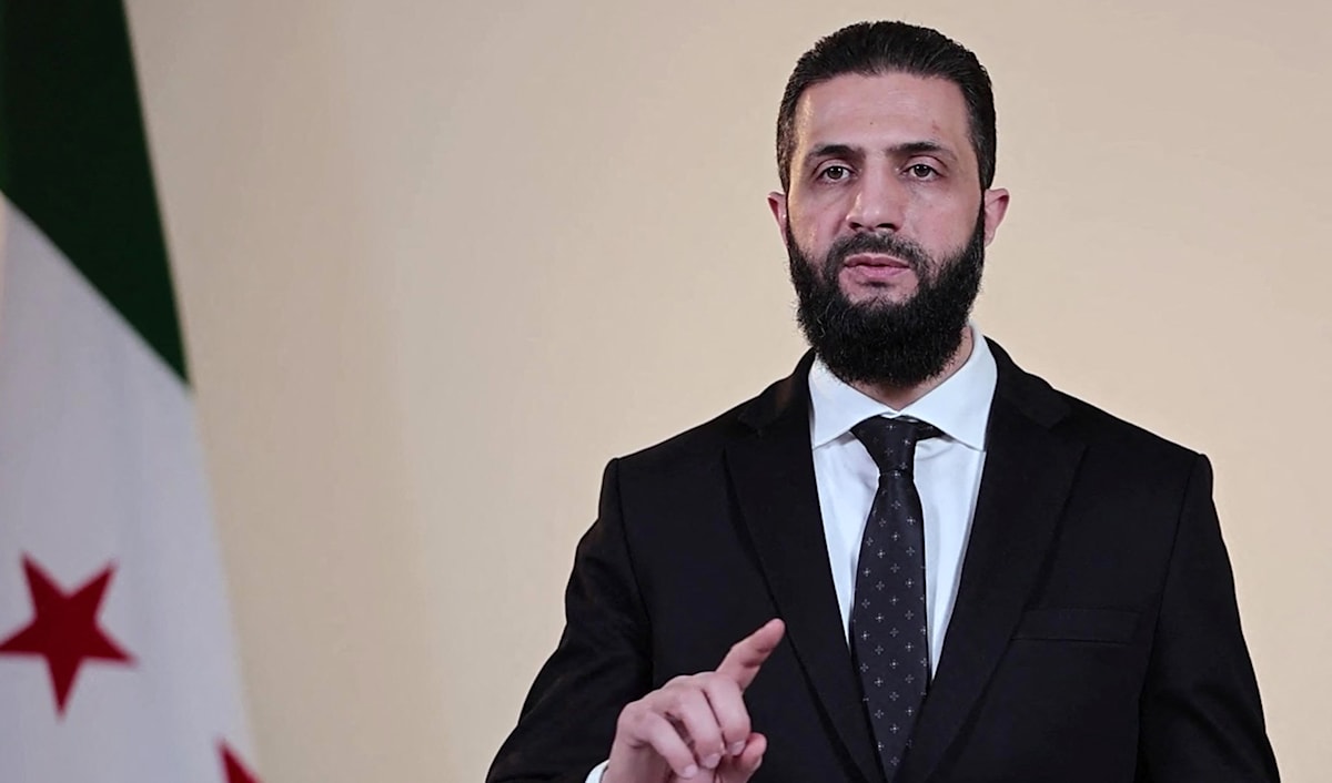 تشير الوقائع على الأرض إلى عدم انسحاب الفصائل من اللاذقية، رغم إعلان لجنة التحقيق التي قام الشرع بتشكيلها، بدء مهامها في المحافظة (أ ف ب)