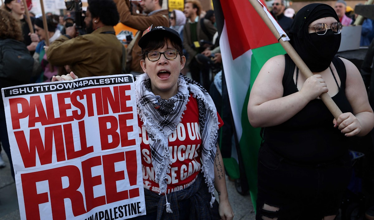 من تظاهرات في مانهاتن ضد اعتقال الناشط المؤيّد للفلسطينيين محمود خليل (أ ف ب)