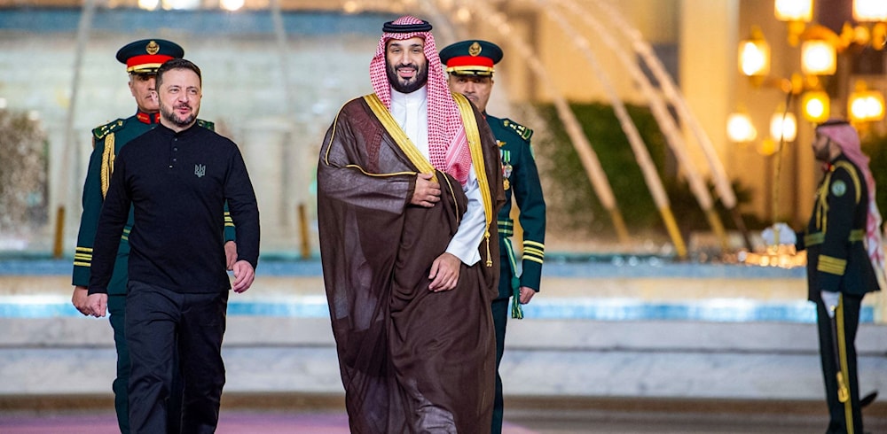 ولي العهد السعودي محمد بن سلمان، والرئيس الأوكراني فولوديمير زيلينسكي في جدة (أ ف ب)