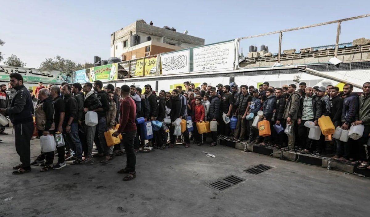 طوابير الانتظار الطويلة تلتهم وقت الفلسطينيين في غزة (من الويب)