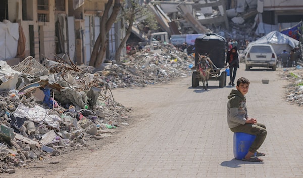 تُهمل مبادرة مصر، كرامة الشهداء الفلسطينيين الذين قُتلوا ودُفنوا تحت الأنقاض، في ظلّ غياب آلية واضحة لتحديد أماكنهم وهوياتهم ودفنهم (أ ف ب)