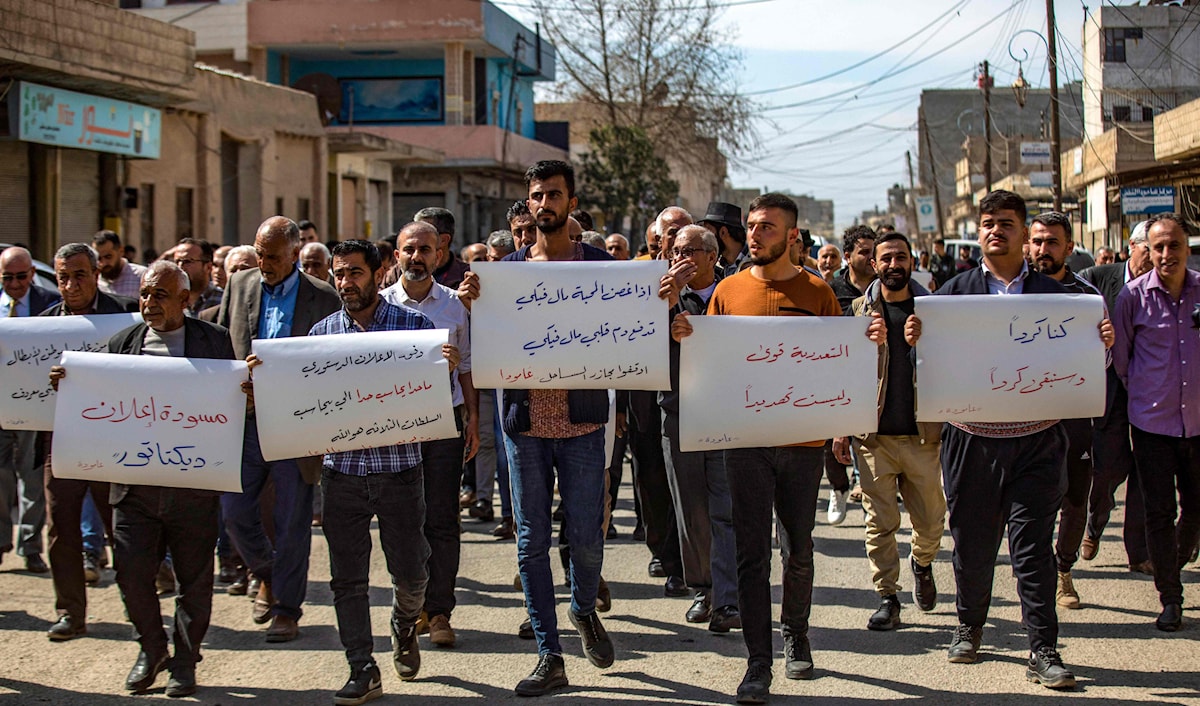 الأكراد يتظاهرون ضدّ الإعلان الدستوري الجديد (أ ف ب)