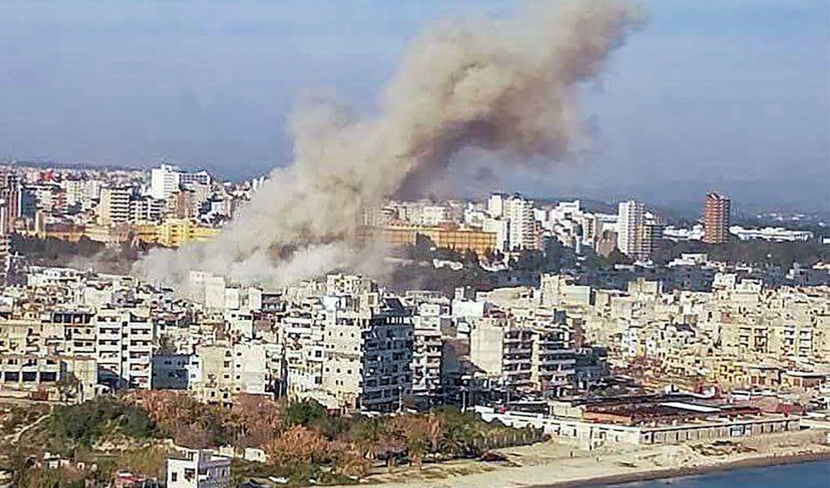 صورة للدخان الذي خلّفه انفجار اليوم في مدينة اللاذقية السورية (سانا)