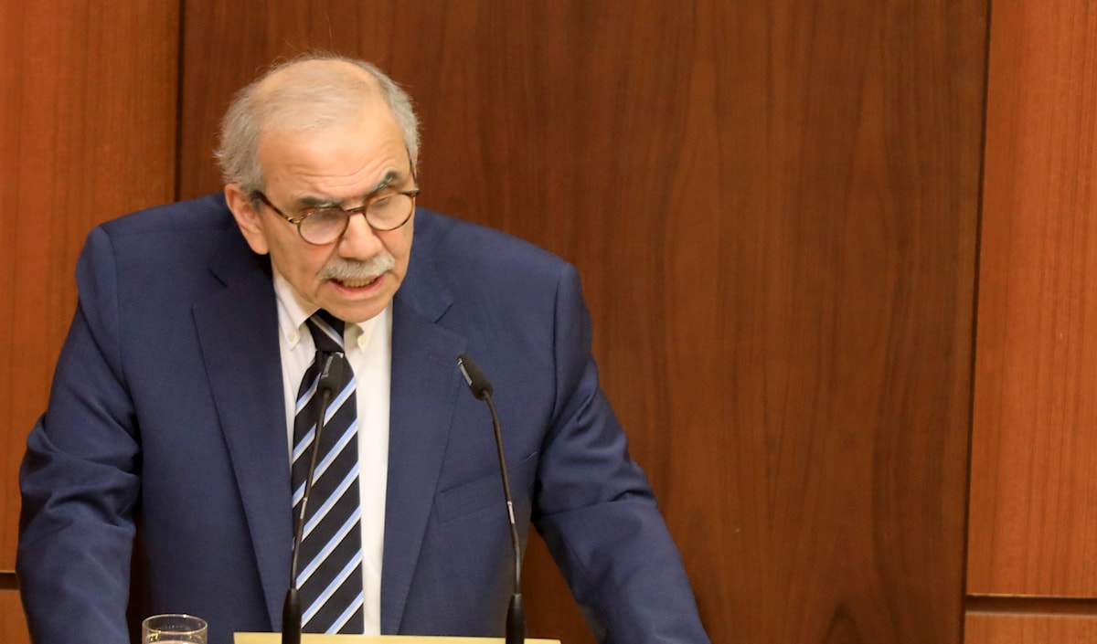 يريد رئيس الحكومة مراضاة فرنسا في تعيين حاكم «المركزي» (هيثم الموسوي)