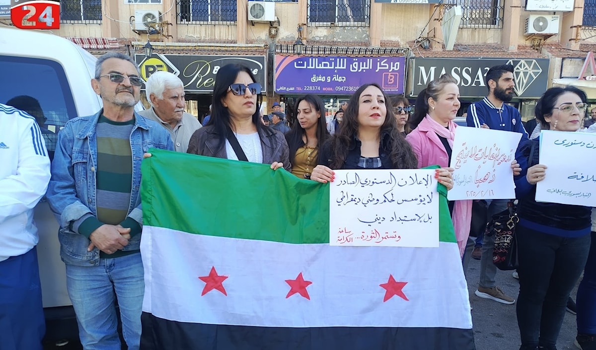 تجدّدت، أمس، الاحتجاجات ضد حكومة دمشق في «ساحة الكرامة» (من الويب)