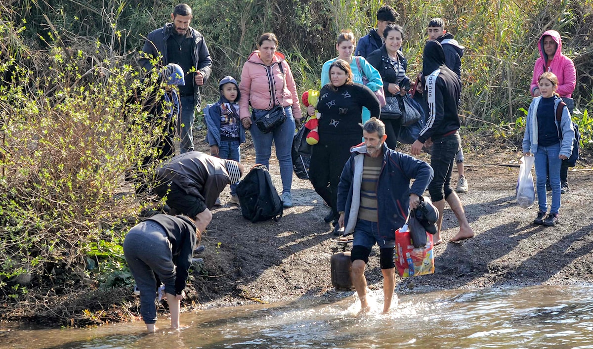 يطرح التزايد الملحوظ في أعداد الوافدين تحديات أبرزها تأمين المأوى والغذاء والخدمات الصحية الأساسية (أ ف ب)