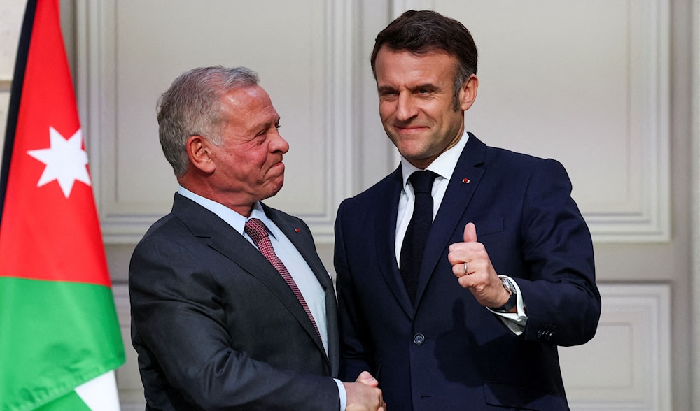 الرئيس الفرنسي إيمانويل ماكرون والعاهل الأردني الملك عبد الله الثاني (أ ف ب)