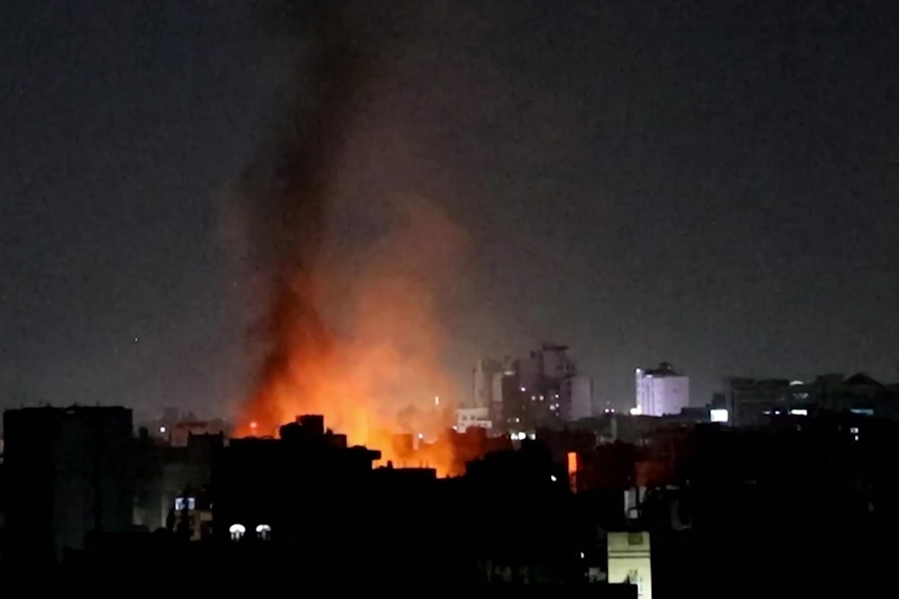 استهدفت ضربة صنعاء صالة مناسبات قيد الإنشاء في مديرية الثورة (أ ف ب)