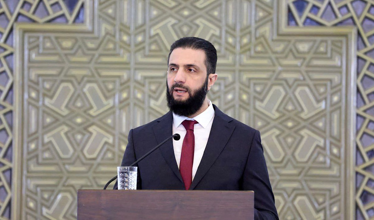 العلوي: حتى الآن ليس مؤكداً حضور الشرع أو مشاركته في القمة (أ ف ب)
