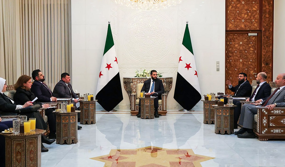 الشرع في اجتماع مع أعضاء لجنة صياغة الإعلان الدستوري للمرحلة الانتقالية (أ ف ب)