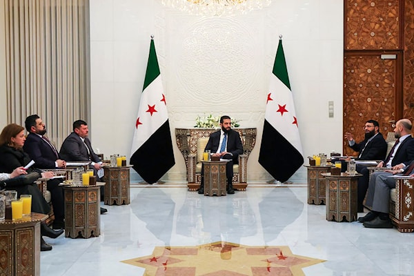 الشرع في اجتماع مع أعضاء لجنة صياغة الإعلان الدستوري للمرحلة الانتقالية (أ ف ب)