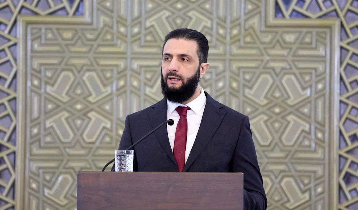 تضم اللجنة المولجة بصياغة «مسودة الإعلان الدستوري» سبعة أعضاء (أ ف ب)