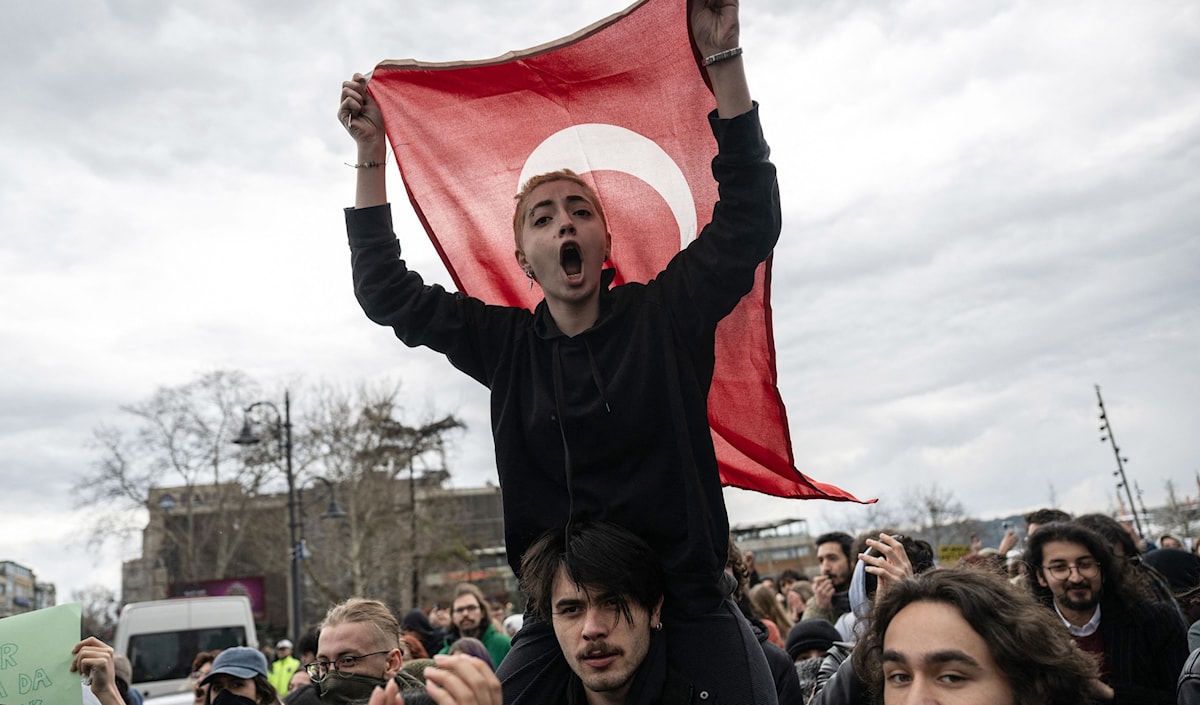 ليس مستبعداً أن تؤثّر خطوة إردوغان المستعجلة، على مسارين: أولهما، عملية حلّ المشكلة الكردية؛ وثانيهما، محاولته تعديل الدستور ليتمكّن من الترشّح لولاية رئاسية جديدة (أ ف ب)
