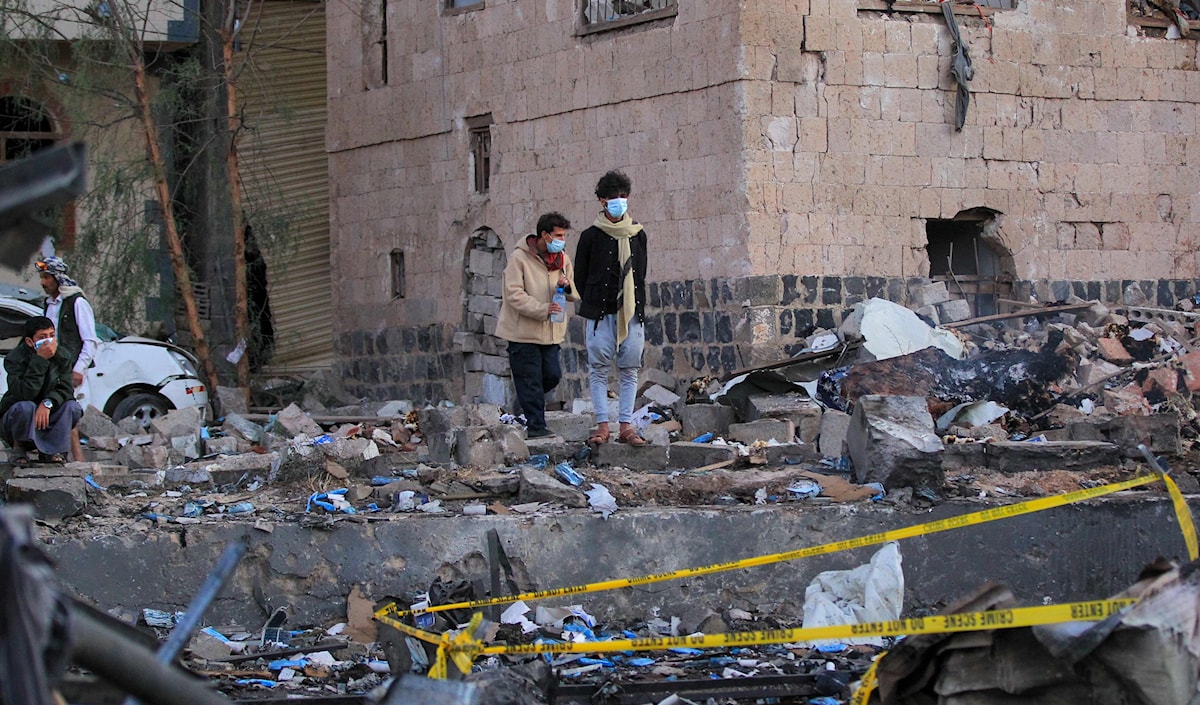 يمنيون يتفحّصون مكان غارة غارة أميركية في صنعاء (أ ف ب)