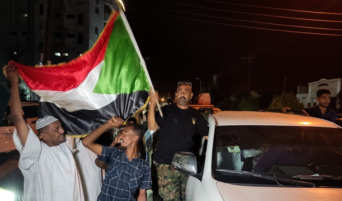 سودانيون يحتفلون في شوارع بورتسودان، بعد استعادة الجيش القصر الرئاسي في الخرطوم (أ ف ب)