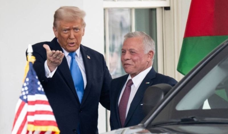 ترامب مستقبلاً عبدالله الثاني في البيت الأبيض الشهر الماضي (أ ف ب)