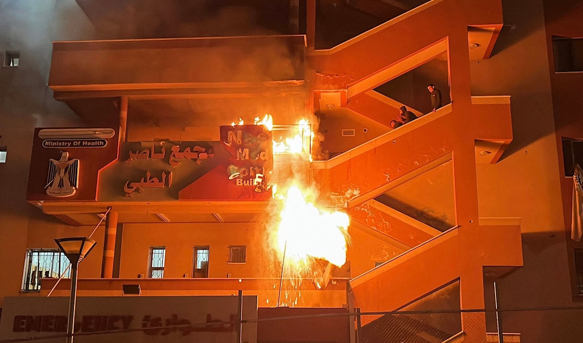 مستشفى ناصر في خانيونس يحترق بعد استهدافه بغارة إسرائيلية (أ ف ب)