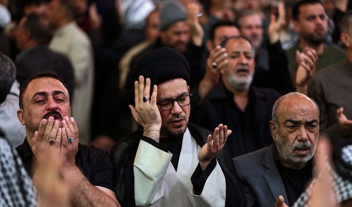 عراقيون يحيون ليلة القدر في مقام الإمام الحسين في كربلاء (أ ف ب)