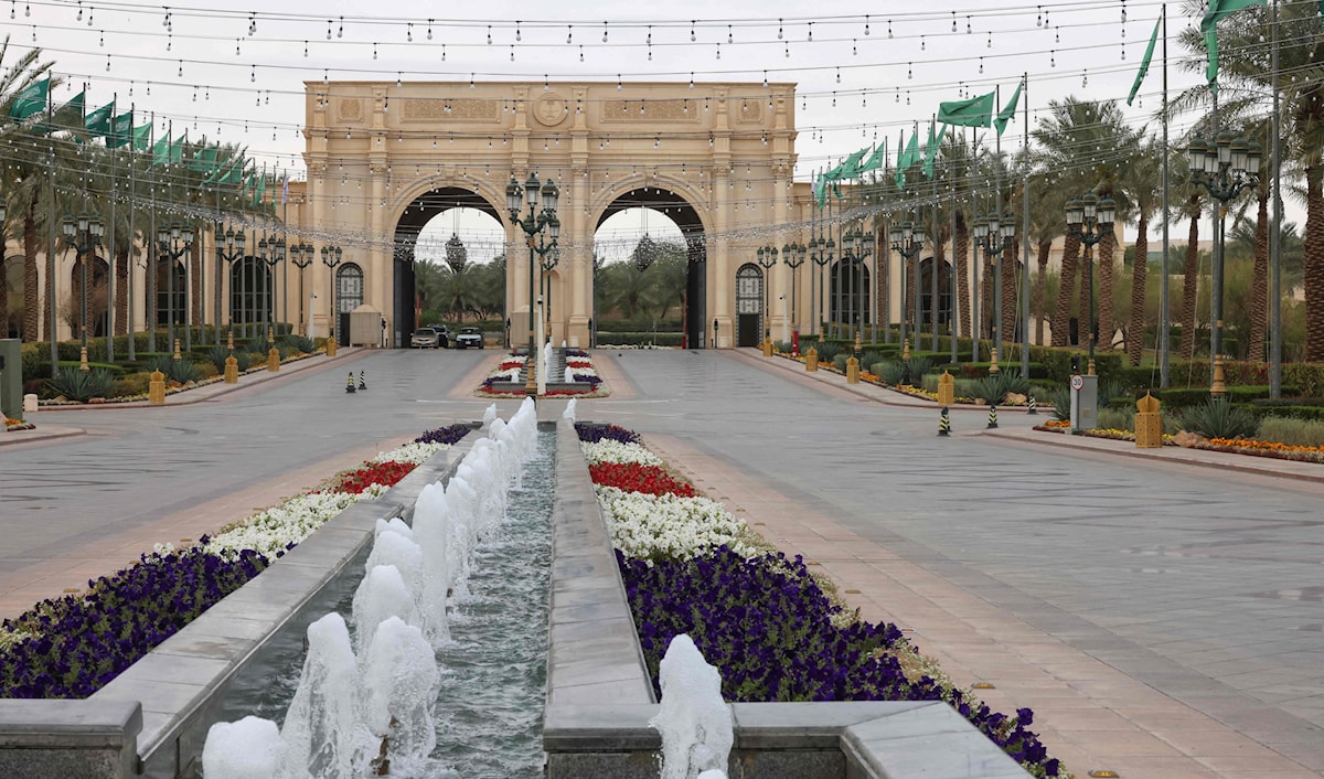 من أمام فندق «ريتز كارلتون» في الرياض حيث تجري محادثات لمحاولة التوصل إلى وقف لإطلاق النار في أوكرانيا (أ ف ب)