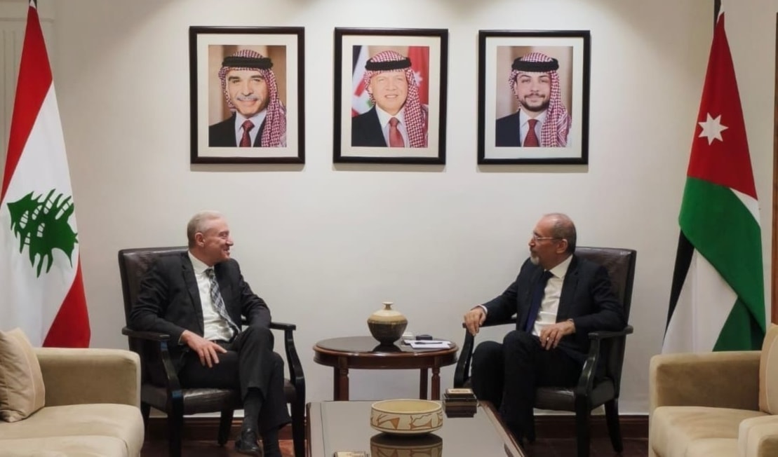 الصفدي مستقبلاً رجي في عمان (وزارة الخارجية)