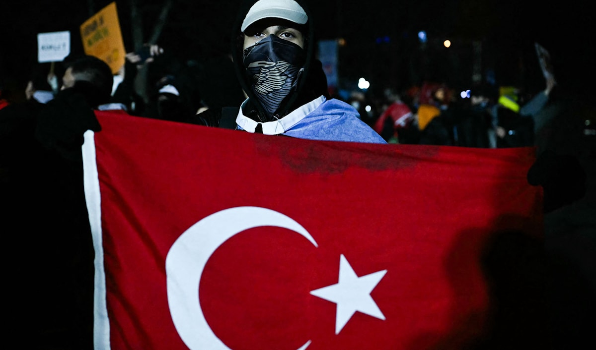 حمّل إردوغان المعارضة مسؤولية الأضرار في الممتلكات (أ ف ب)