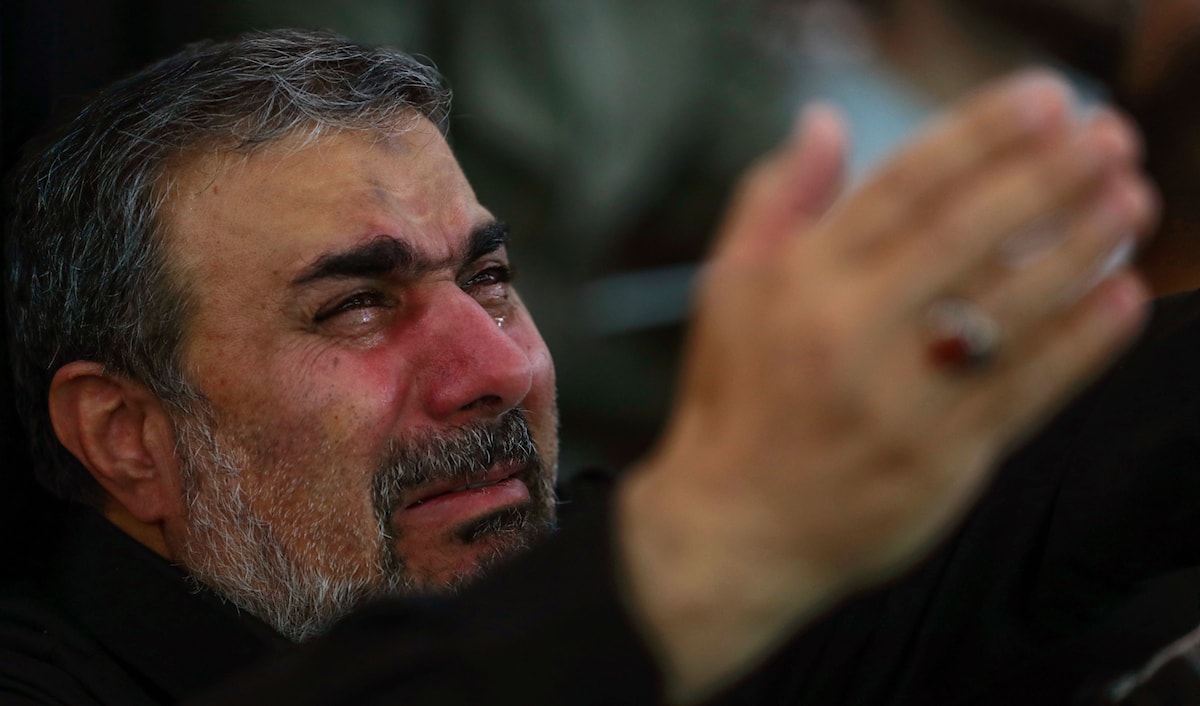 عراقي يحيي ليلة القدر في مقام الإمام الحسين في كربلاء (أ ف ب)