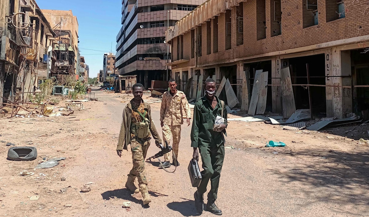 أسفرت هذه الحرب عن مقتل عشرات الآلاف من السودانيين ونزوح أكثر من 12 مليوناً (أ ف ب)
