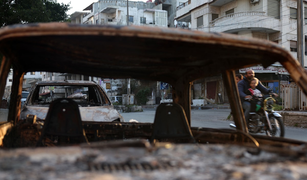 يستمر التوتر في مناطق عديدة على خلفية وجود فصائل متشددة تتمركز بين قرى وبلدات غالبية سكانها من العلويين (أ ف ب)