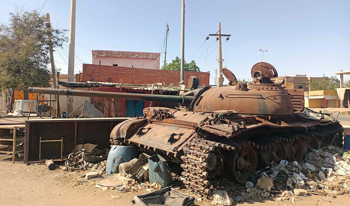 دبابة مدمرة في أحد أحياء الخرطوم الجنوبية (أ ف ب)