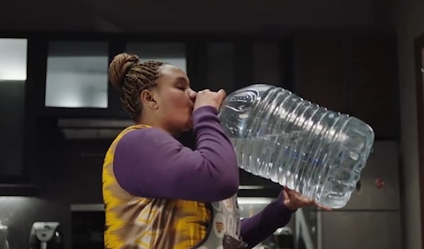 جسّدت إسلام مبارك دور مدبّرة منزل تتمتّع بقدرات بدنية جبّارة