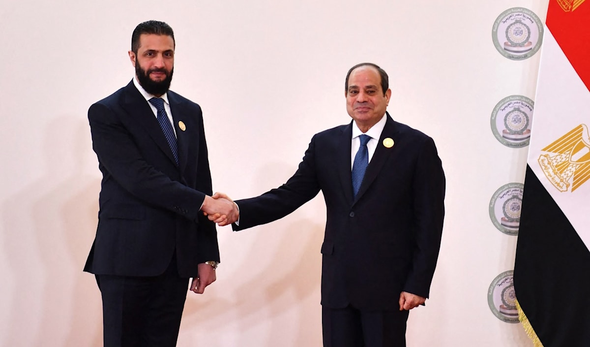 تُمثّل مشاركة الشرع في «قمة فلسطين» بالقاهرة، اعترافاً عربياً بسلطة الإدارة السورية الجديدة (أ ف ب)