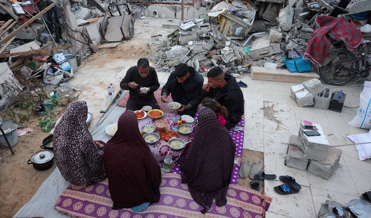 الغزيون يفطرون على أنقاض منازلهم المدمّرة (ا ف ب)