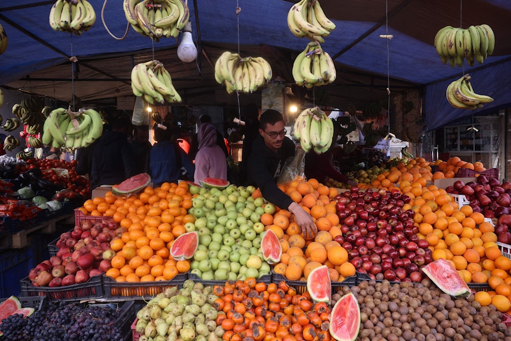 في غياب السيولة لا يمكن للغزيين الشراء سوى من بعض المحال التي تتعامل بالبطاقة البنكية