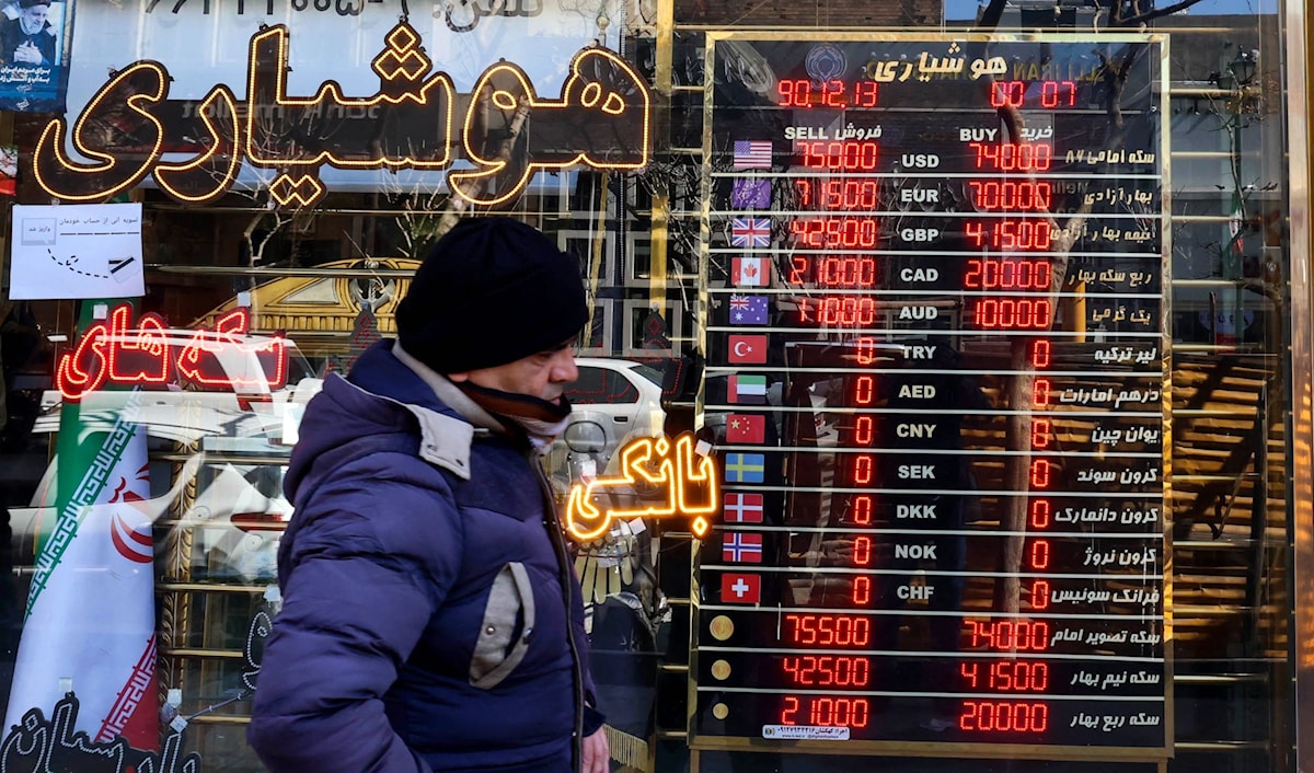 تسبّب توقيع ترامب على تعميم الضغوط القصوى على إيران في 4 شباط الماضي، في تشاؤم السلطات الإيرانية (أ ف ب)